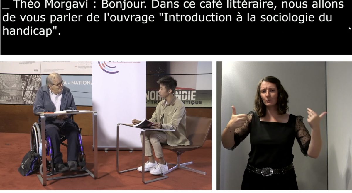 capture d'écran du replay du café littéraire : Jean-François Ravaud et Théo Morgavi sont assis face à face, la transcription simultanée apparaît en haut de l'écran et l'interprétation LSF à droite