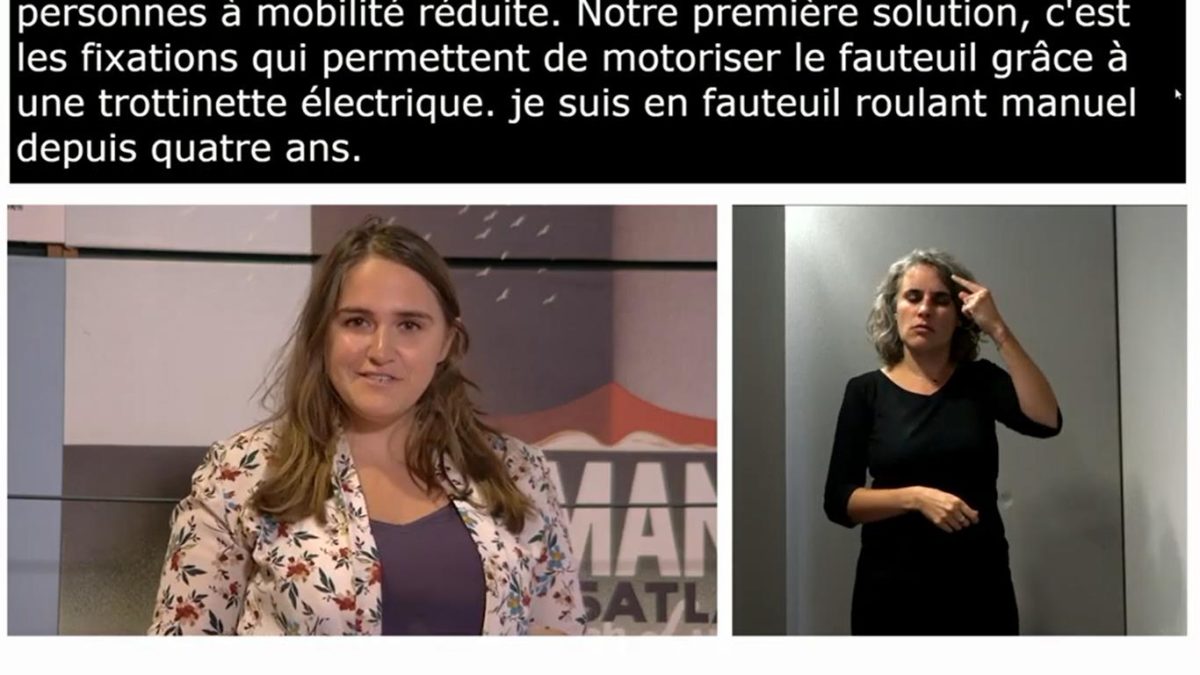 capture d'écran de la retransmission des universités d'été avec Charlotte Alaux qui intervient, le bandeau de transcription simultanée en haut de l'écran et l'interprète en langue des signes française à droite.