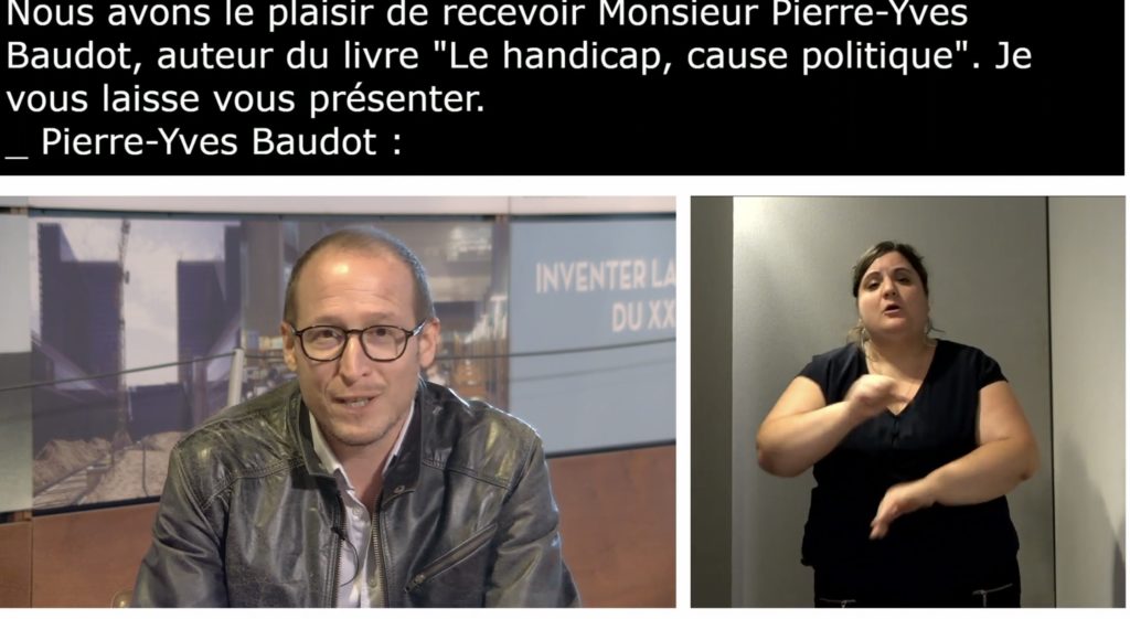 capture d'écran du replay du café littéraire : Pierre-Yves Baudot intervient, la transcription simultanée apparaît en haut de l'écran et l'interprétation LSF à droite 