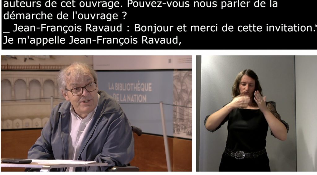 capture d'écran du replay du café littéraire : Jean-François Ravaud intervient, la transcription simultanée apparaît en haut de l'écran et l'interprétation LSF à droite 