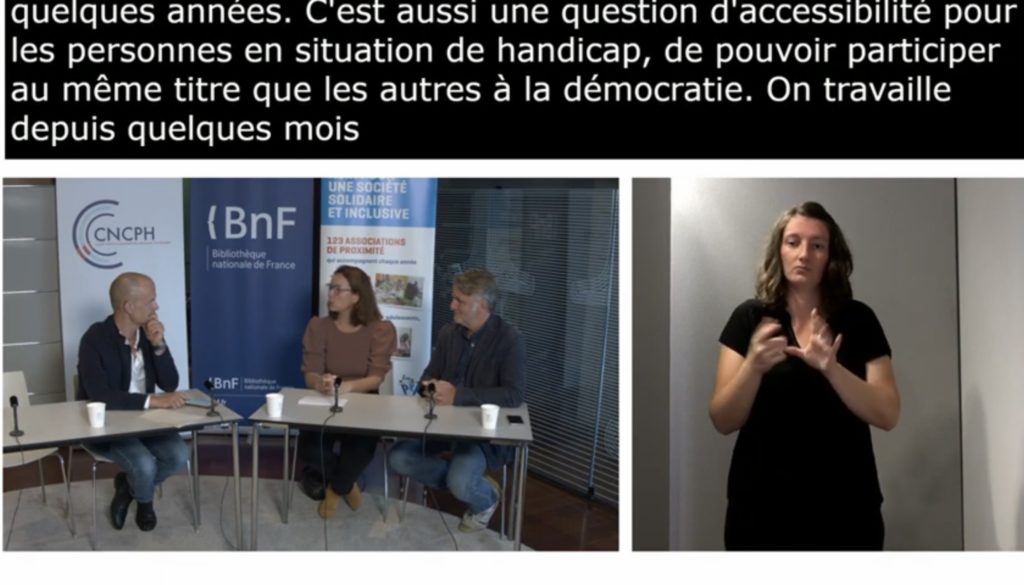 capture d'écran du replay de la table ronde sur les civic tech : Jérémie Boroy et les intervenants Pauline Veron et Axel Dauchez apparaissent, la transcription simultanée apparaît en haut de l'écran et l'interprétation LSF à droite. 