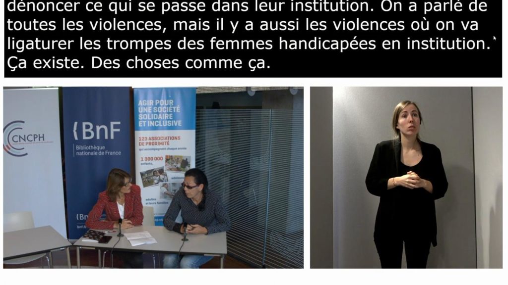 capture d'écran de la retransmission des universités d'été avec Marie Rabatel qui intervient à côté de Céline Poulet, le bandeau de transcription simultanée en haut de l'écran et l'interprète en langue des signes française à droite.