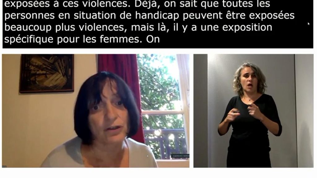 capture d'écran de la retransmission des universités d'été avec Muriel Salmona qui intervient, le bandeau de transcription simultanée en haut de l'écran et l'interprète en langue des signes française à droite.