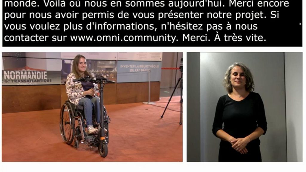 capture d'écran de la retransmission des universités d'été avec Charlotte Alaux qui intervient et fait une démonstration de l'équipement Omni avec le fauteuil roulant couplé à la trottinette électrique, le bandeau de transcription simultanée en haut de l'écran et l'interprète en langue des signes française à droite.