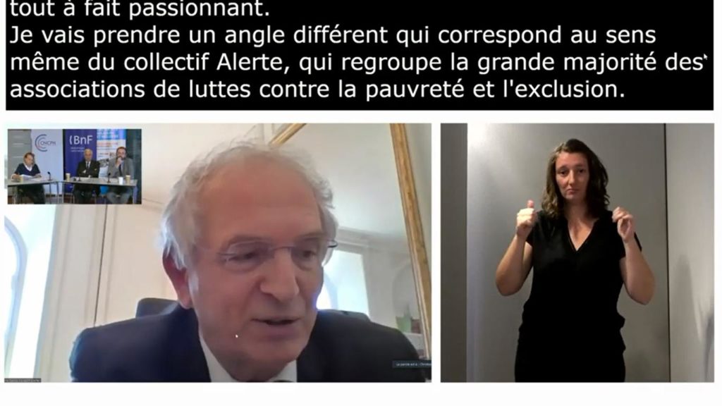 capture d'écran de la retransmission des universités d'été avec Christophe Devys qui intervient, le bandeau de transcription simultanée en haut de l'écran et l'interprète en langue des signes française à droite.