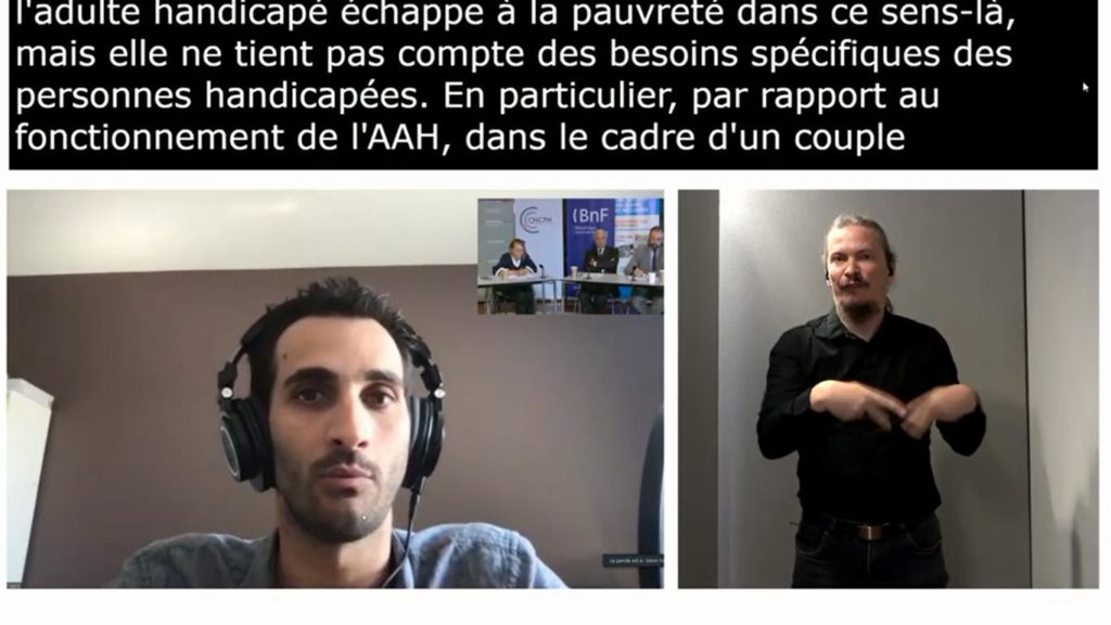 capture d'écran de la retransmission des universités d'été avec Kevin Polisano qui intervient, le bandeau de transcription simultanée en haut de l'écran et l'interprète en langue des signes française à droite.