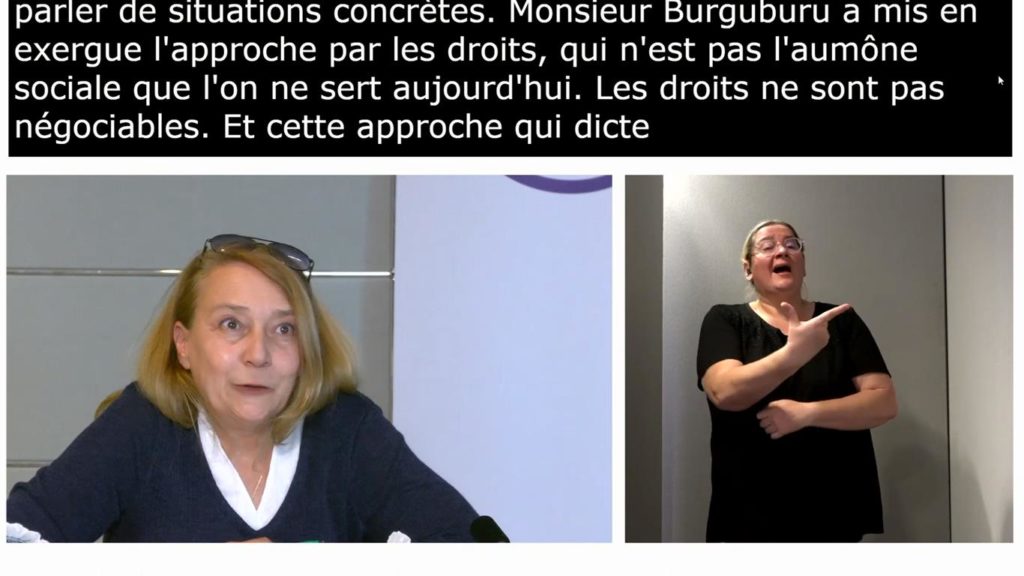 capture d'écran de la retransmission des universités d'été avec Pascale Ribes qui intervient, le bandeau de transcription simultanée en haut de l'écran et l'interprète en langue des signes française à droite.