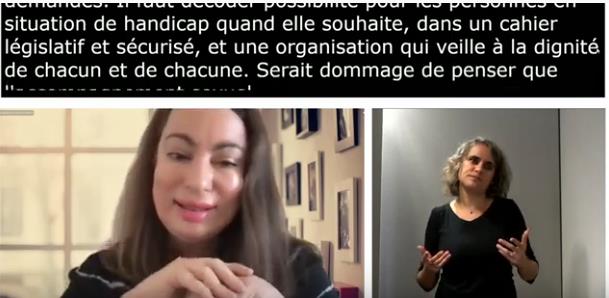 capture d'écran de la retransmission des universités d'été avec Isabel Da Costa qui intervient, le bandeau de transcription simultanée en haut de l'écran et l'interprète en langue des signes française à droite.