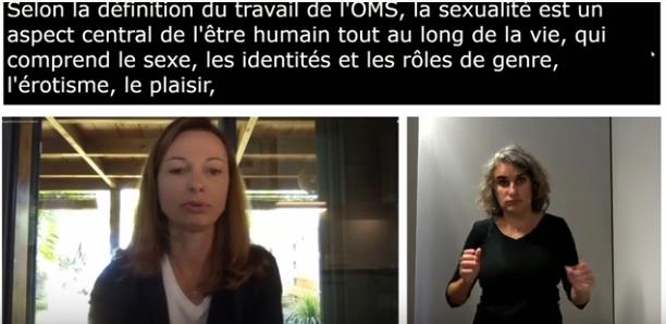 capture d'écran de la retransmission des universités d'été avec Ingrid Geray qui intervient, le bandeau de transcription simultanée en haut de l'écran et l'interprète en langue des signes française à droite.