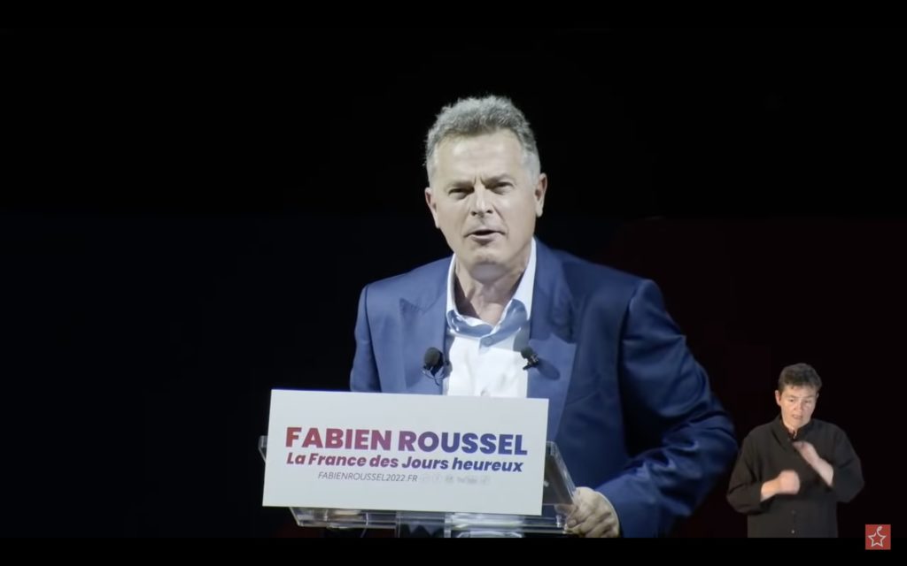 Capture d'écran : Fabien Roussel intervient en meeting, un médaillon LSF en bas à droite.