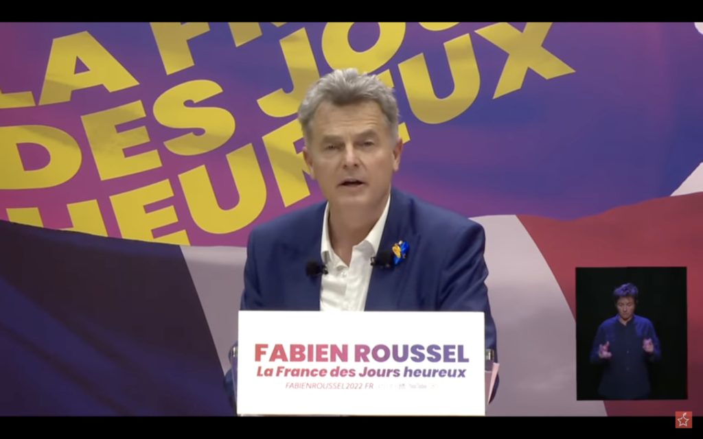 Capture d'écran : Fabien Roussel intervient en meeting, un médaillon LSF est incrusté en bas à droite.