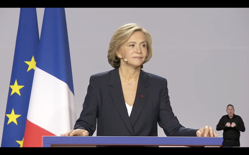Capture d'écran : Valérie Pécresse intervient en meeting, un médaillon LSF en bas à droite.