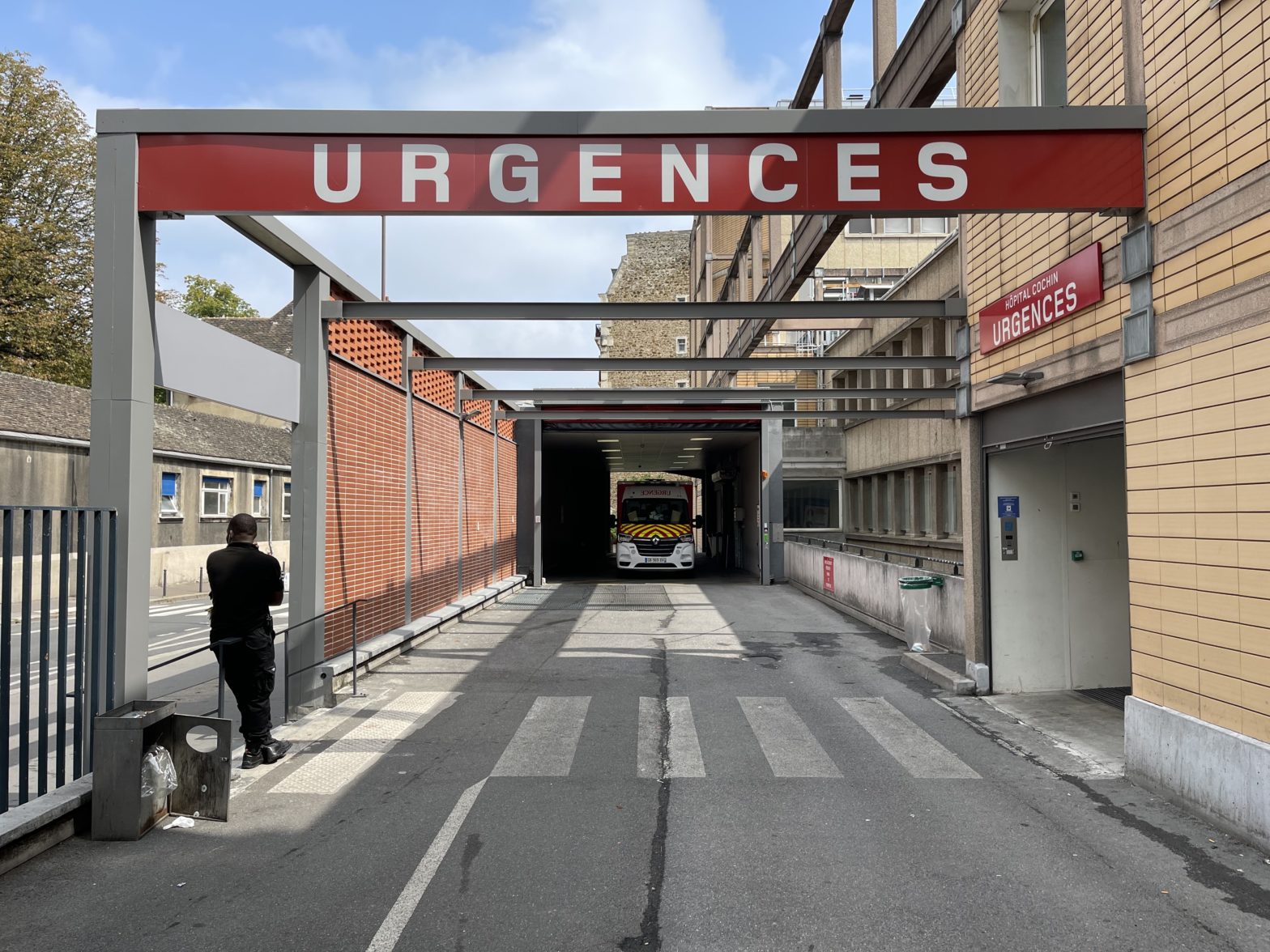 Vue sur l'entrée des urgences d'un hôpital
