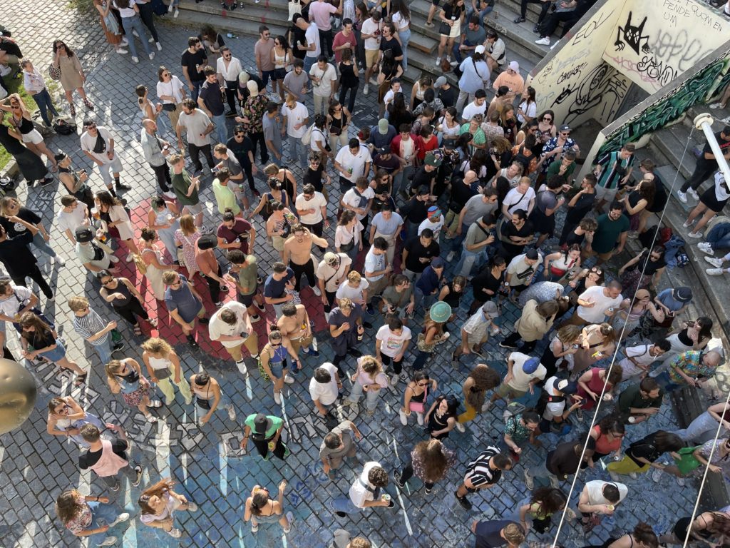 Photo en plongée d'une foule debout en extérieur